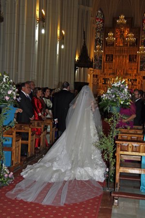 El extenso velo y la inmensa cola del vestido de ceremonia de Cristina de la Torre