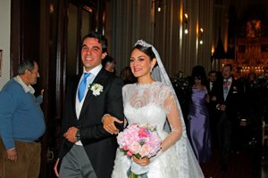 Los novios radiantes de felicidad tras darse el 'sí quiero'