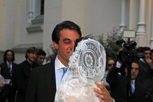 Los novios radiantes de felicidad tras darse el 'sí quiero'