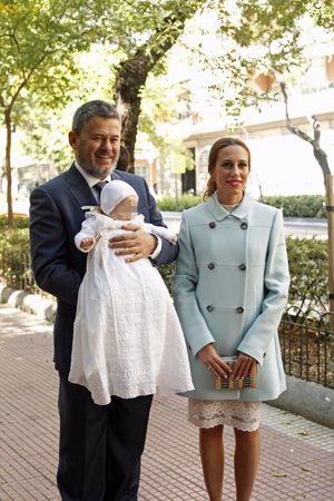 Miki Nadal y Carola Escámez ya han bautizado a su 'patatita'