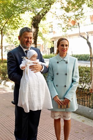 Miki Nadal y Carola Escámez ya han bautizado a su 'patatita'