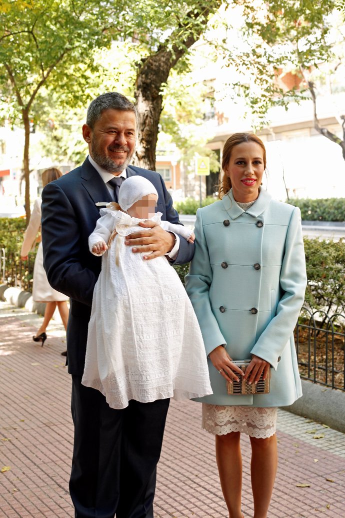 Miki Nadal y Carola Escámez ya han bautizado a su 'patatita'