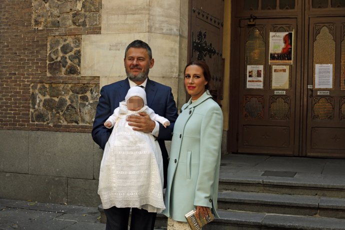 Miki Nadal y Carola Escámez ya han bautizado a su 'patatita'