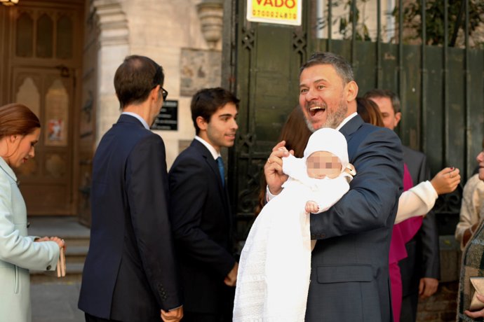 Miki Nadal y Carola Escámez ya han bautizado a su 'patatita'