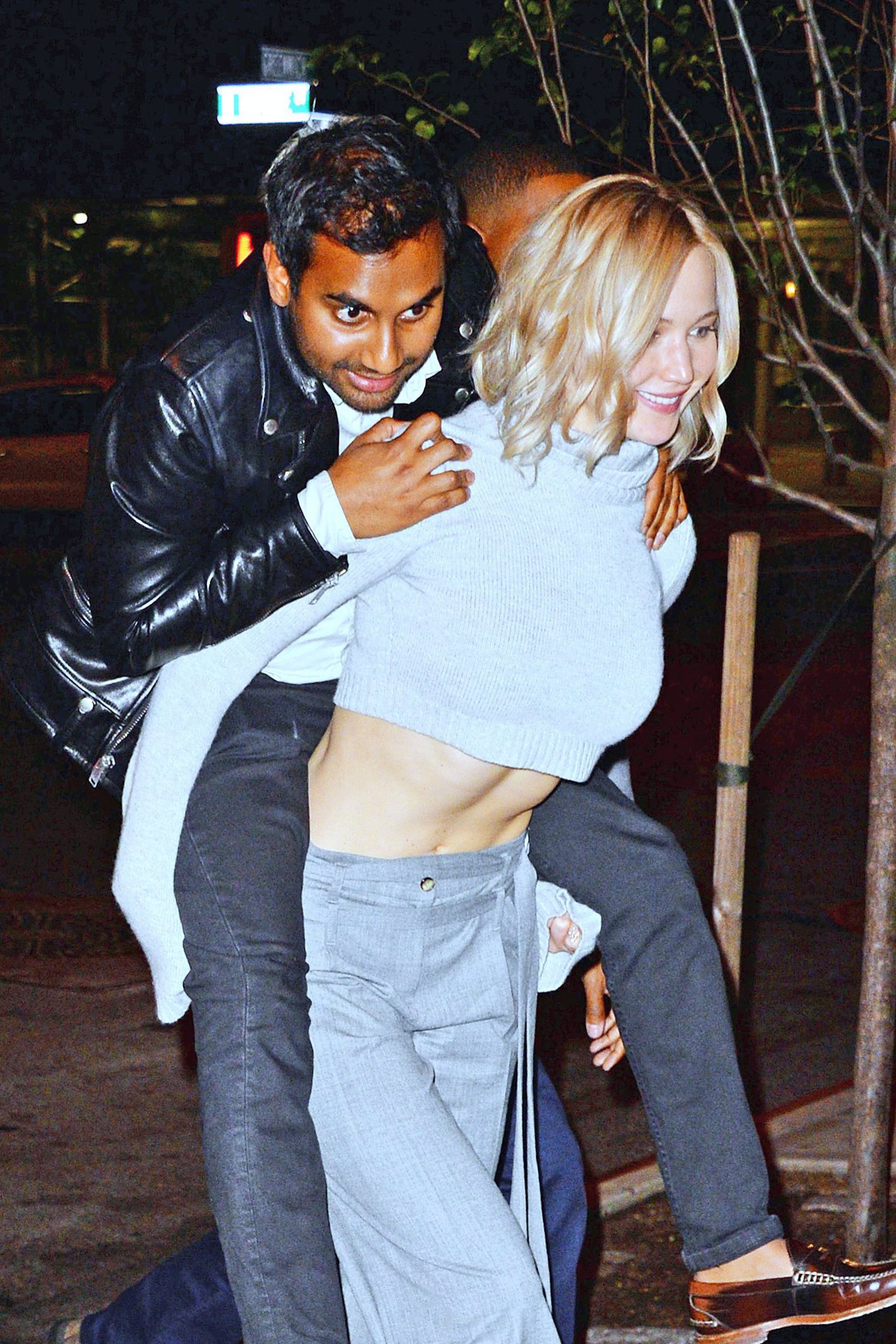 Jennifer Lawrence llevando a su amigo Aziz Ansari por las calles de nueva York y marcando abdominales