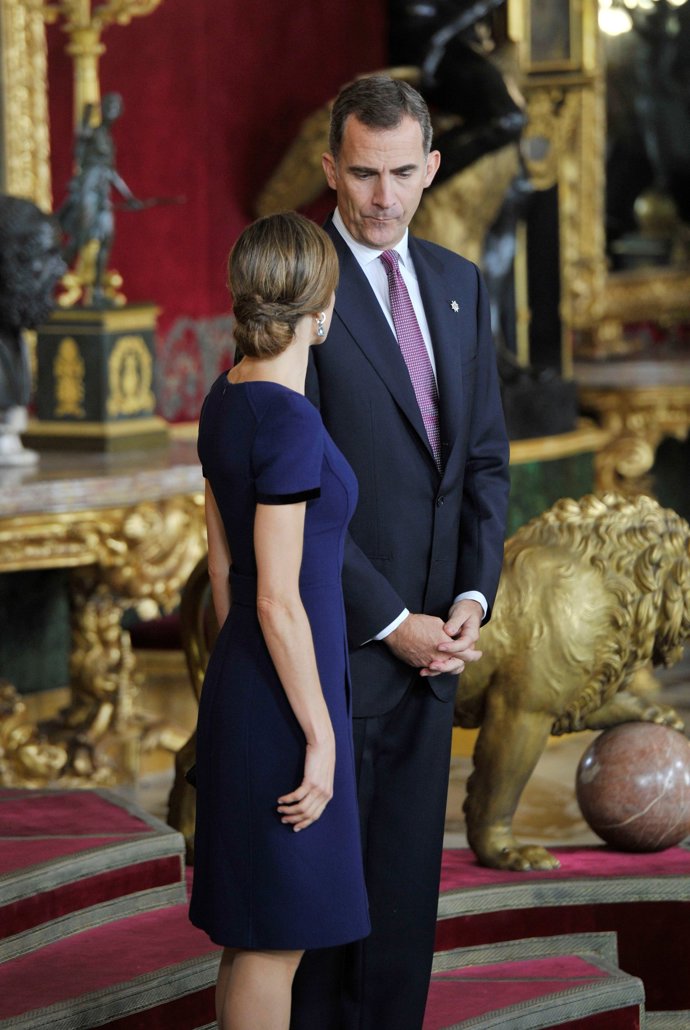 Felipe y Letizia hablan durante la recepción