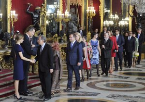 La larga comitiva de invitados a la recepción real