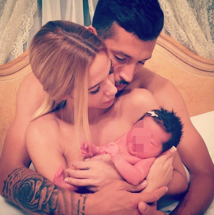 tamara gorro ezequiel garay con su hija shaila en brazos