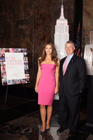 Elizabeth Hurley y sus looks en rosa contra el cáncer de mama