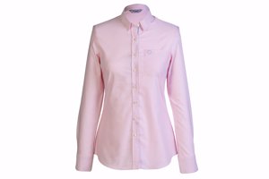 El Ganso ha querido sumarse a esta iniciativa poniendo a la venta una de sus camisas Oxford de mujer en color rosa