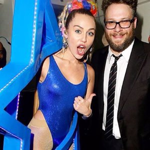 Miley Cyrus y Seth Rogen  en el evento Hilarity for Charity
