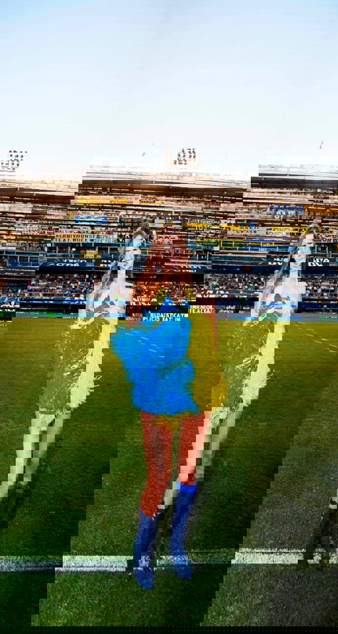 A David Bisbal le sale una 'princesa': la cheerleader Julieta Ortiz