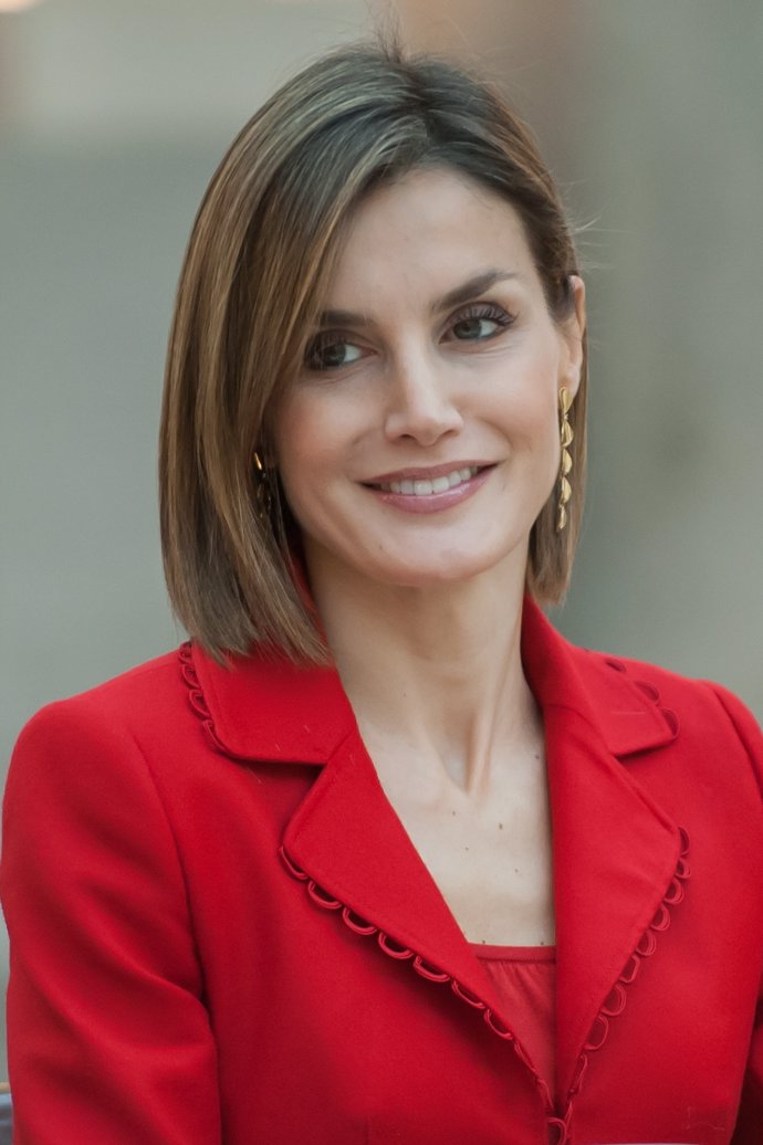 reina letizia con pendientes de oro en forma de cascada que estrenó en marzo