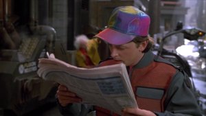 Detalle de Michael J.Fox con la gorra de Regreso al futuro