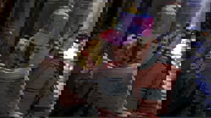 Detalle de Michael J.Fox con la gorra de Regreso al futuro