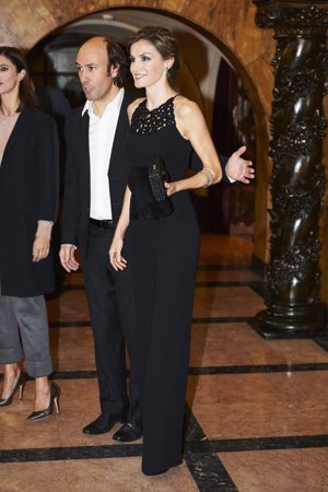 Letizia Ortiz lució mono negro de Felipe Varela. Un modelo en seda cady negro con escote 'halter' troquelado y bordado en cristal de Svarowski