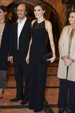 Letizia Ortiz acompañó su look con un clutch también decorado con cristales de Svarowski