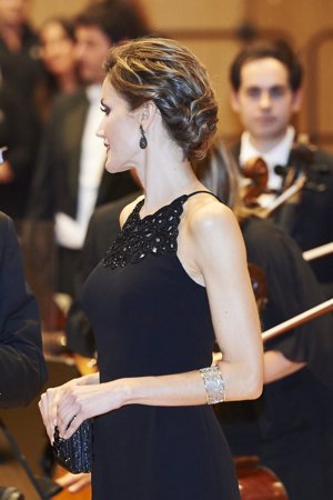 La Reina Letizia lució un recogido bajo con sutiles trenzas para peinar su melena