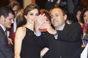 Doña Letizia Ortiz no dudó en hacerse selfies con los asturianos que acudieron a ovacionar a los reyes