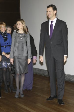 Letizia con collar de perlas en negro y blanco largo de cuentas 2009