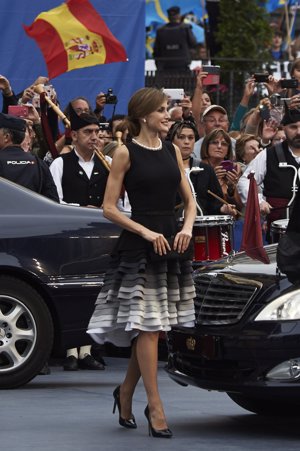 Reina Letizia con un vestido similar a los colores de una ostra