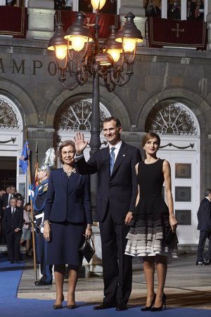 Los Reyes y Doña Sofía a la salida de los Primero Premios Princesa de Asturias