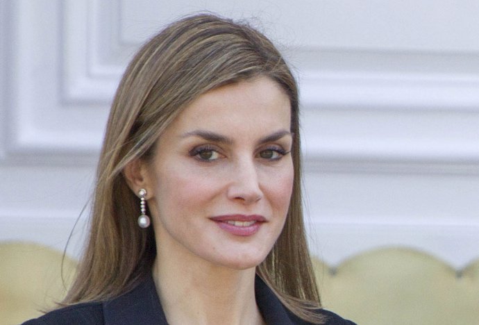 reina letizia con pendientes de perla