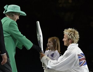 David Beckham portando la llama olímpica de en los Juegos de la Commonwealth junto a Kirsty Howard