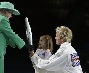 David Beckham portando la llama olímpica de en los Juegos de la Commonwealth junto a Kirsty Howard