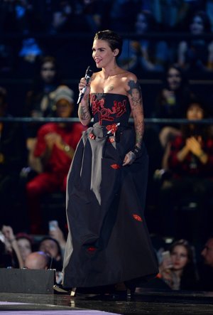 Ruby Rose y sus looks en los EMAs 2015: con vestido y lanzallamas