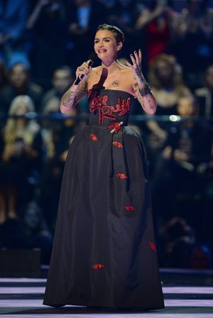 Ruby Rose y sus looks en los EMAs 2015: con vestido y lanzallamas