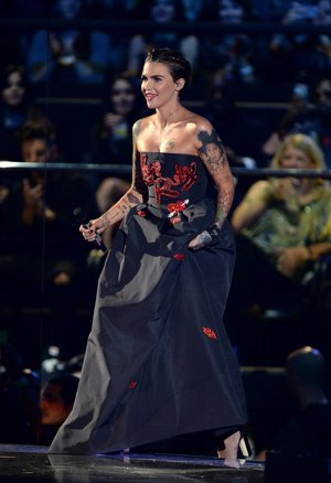 Ruby Rose y sus looks en los EMAs 2015: con vestido y lanzallamas