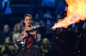 Ruby Rose y sus looks en los EMAs 2015: con vestido y lanzallamas