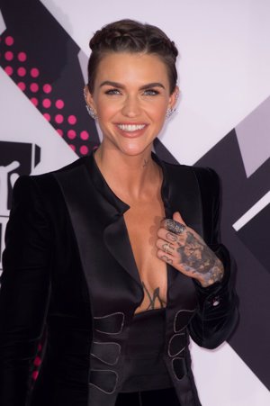 Ruby Rose y sus looks en los EMAs 2015: con vestido y lanzallamas