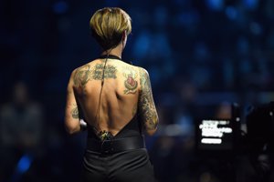 Ruby Rose y sus looks en los EMAs 2015: con vestido y lanzallamas