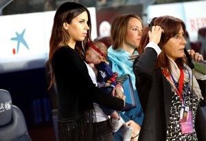 Marc Bartra y Melissa Jiménez presumen de su pequeña culé