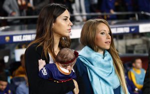 Marc Bartra y Melissa Jiménez presumen de su pequeña culé