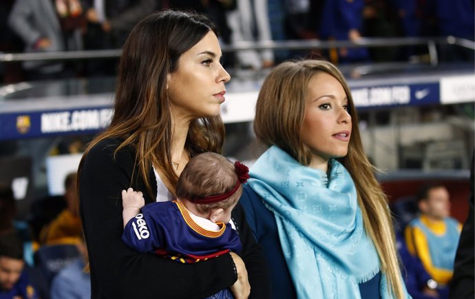 Marc Bartra y Melissa Jiménez presumen de su pequeña culé