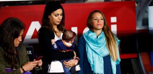 Marc Bartra y Melissa Jiménez presumen de su pequeña culé