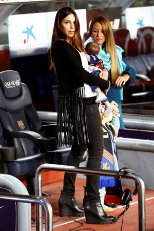 Marc Bartra y Melissa Jiménez presumen de su pequeña culé