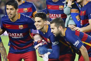 Marc Bartra y Melissa Jiménez presumen de su pequeña culé