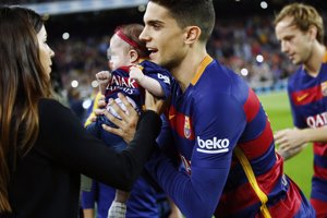 Marc Bartra y Melissa Jiménez presumen de su pequeña culé