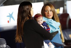 Marc Bartra y Melissa Jiménez presumen de su pequeña culé