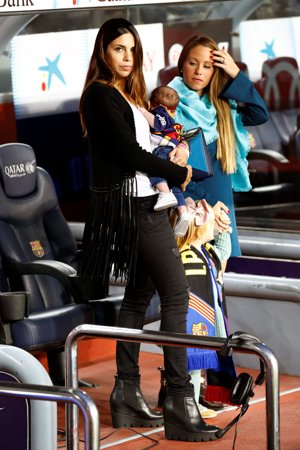 Marc Bartra y Melissa Jiménez presumen de su pequeña culé