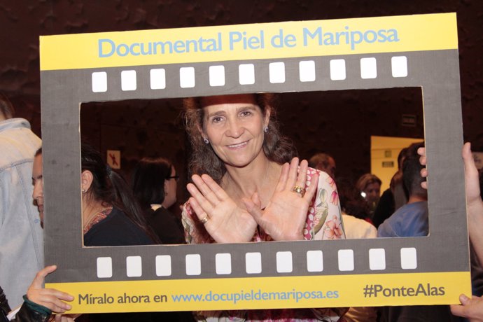 La Infanta Elena se hace un selfie para piel de mariposa #pontealas