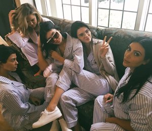 Kim Kardashian y su baby shower: Las Kardashians del pijama de rayas