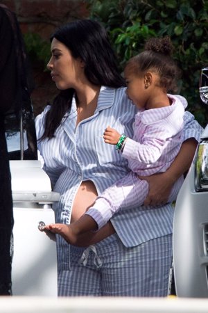 Kim Kardashian y su baby shower: Las Kardashians del pijama de rayas