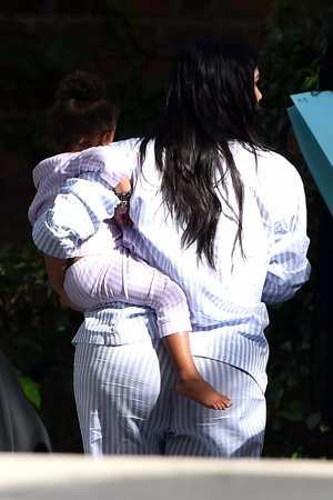 Kim Kardashian y su baby shower: Las Kardashians del pijama de rayas