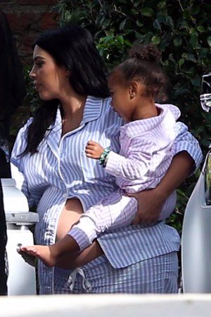 Kim Kardashian y su baby shower: Las Kardashians del pijama de rayas