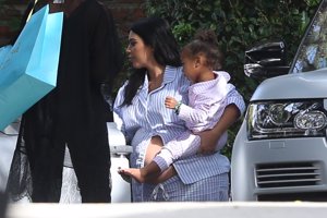 Kim Kardashian y su baby shower: Las Kardashians del pijama de rayas